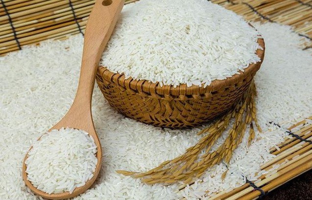 Ngày 22/12: Giá gạo điều chỉnh tăng 50 - 100 đồng/kg, lúa ổn định
